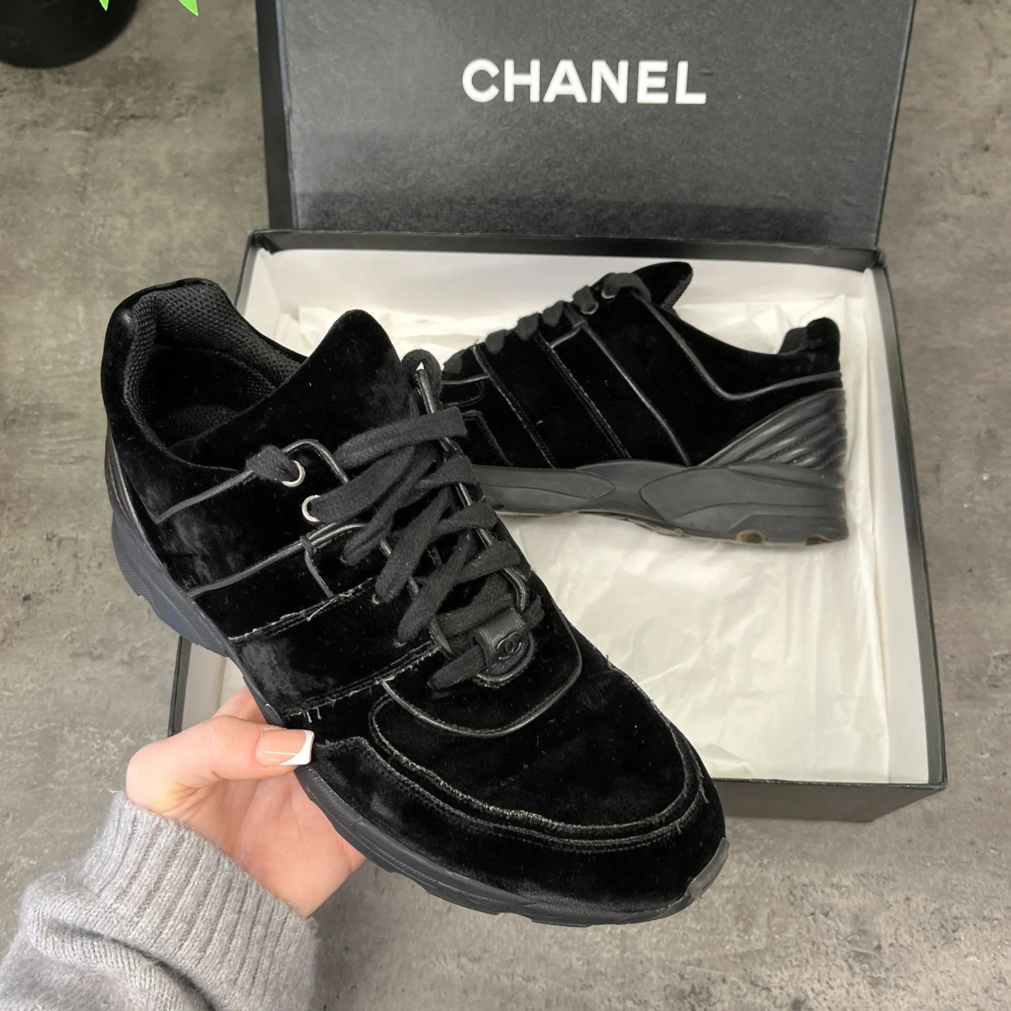Men's Velvet Logo Low Trainers Black Size EU 40.5 / UK 6.5